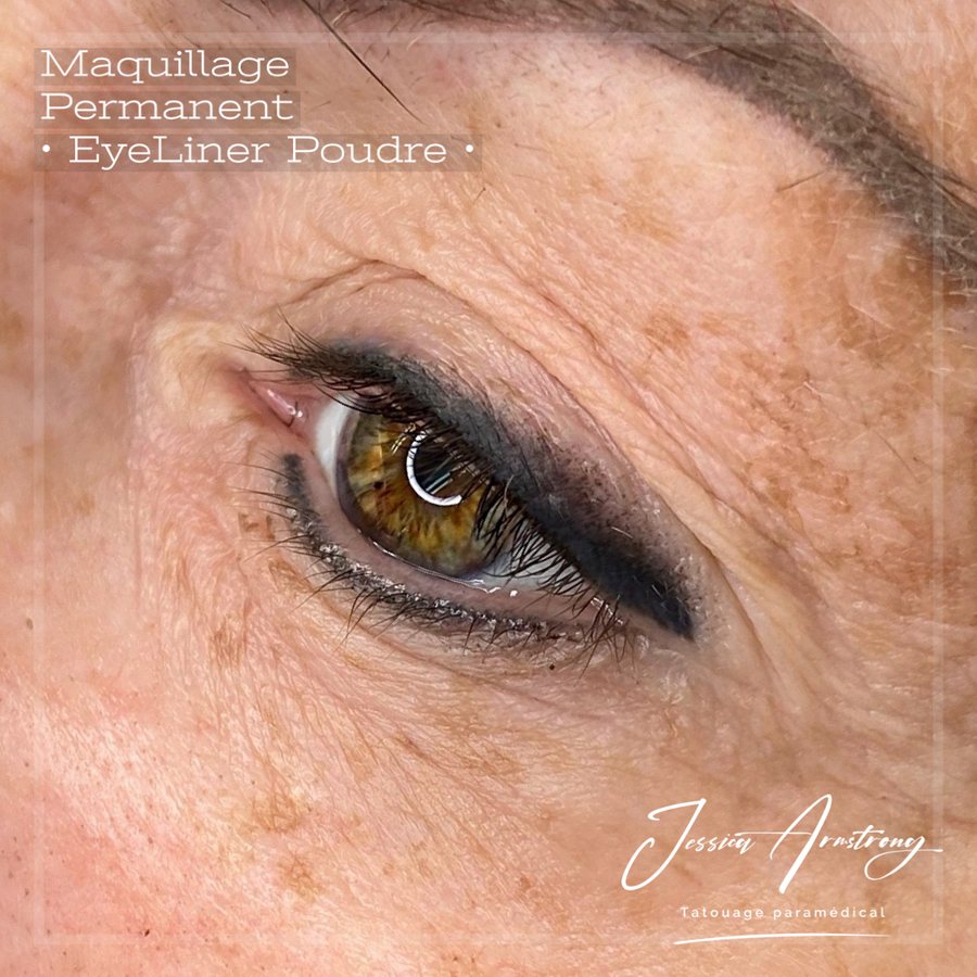 Après maquillage permanent de l'eyeliner, effet poudré