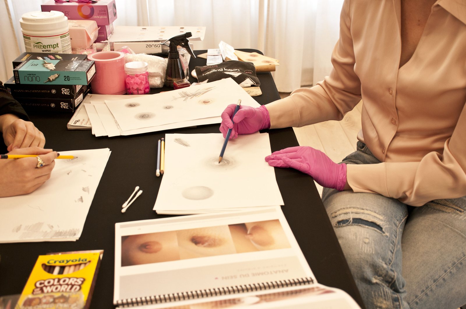 Jessica Armstrong en train de donner une formation