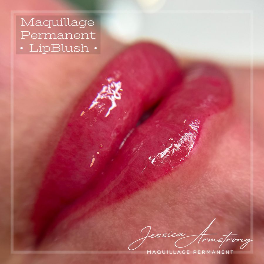 Gros plan de maquillage permanent des lèvres, Lipblush