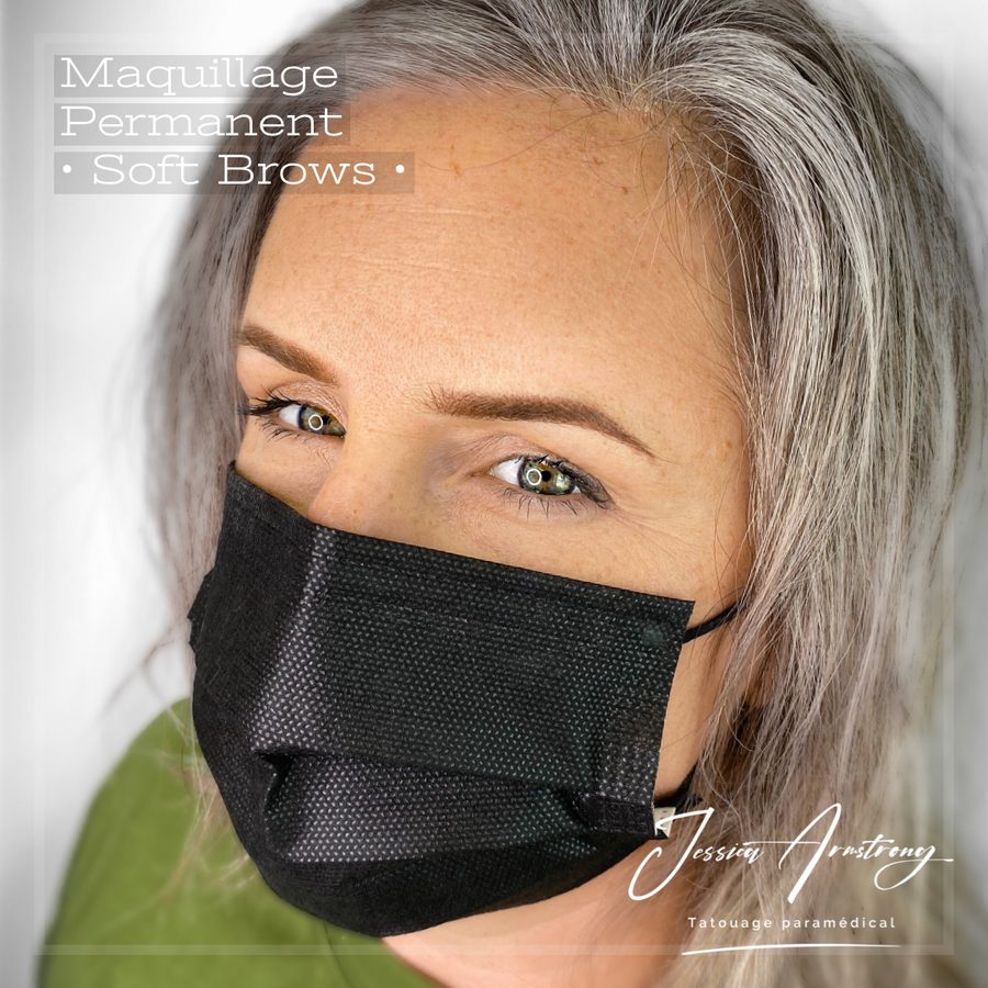 Après maquillage permanent des sourcils, effet poudré, vue de face