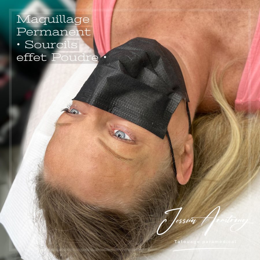 Après maquillage permanent des sourcils, effet poudré