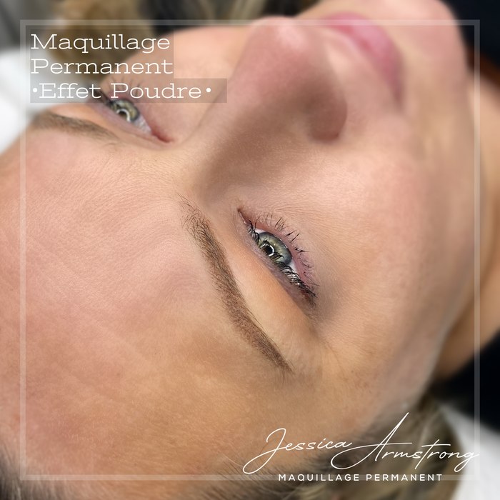 Résultat de maquillage permanent des sourcils, effet poudré