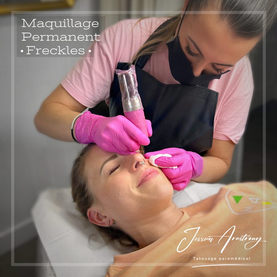 Jessica Armstrong pendant un soin de taches de rousseur en maquillage permanent